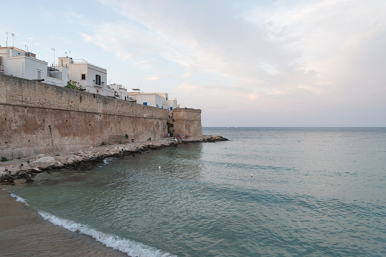 Costa di Monopoli accanto alle mura del centro storico