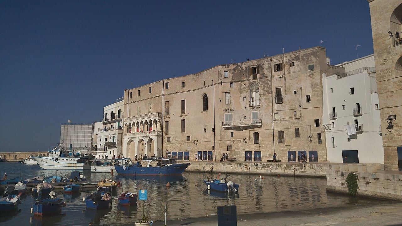 Porto di Monopoli con le barche dei pescatori