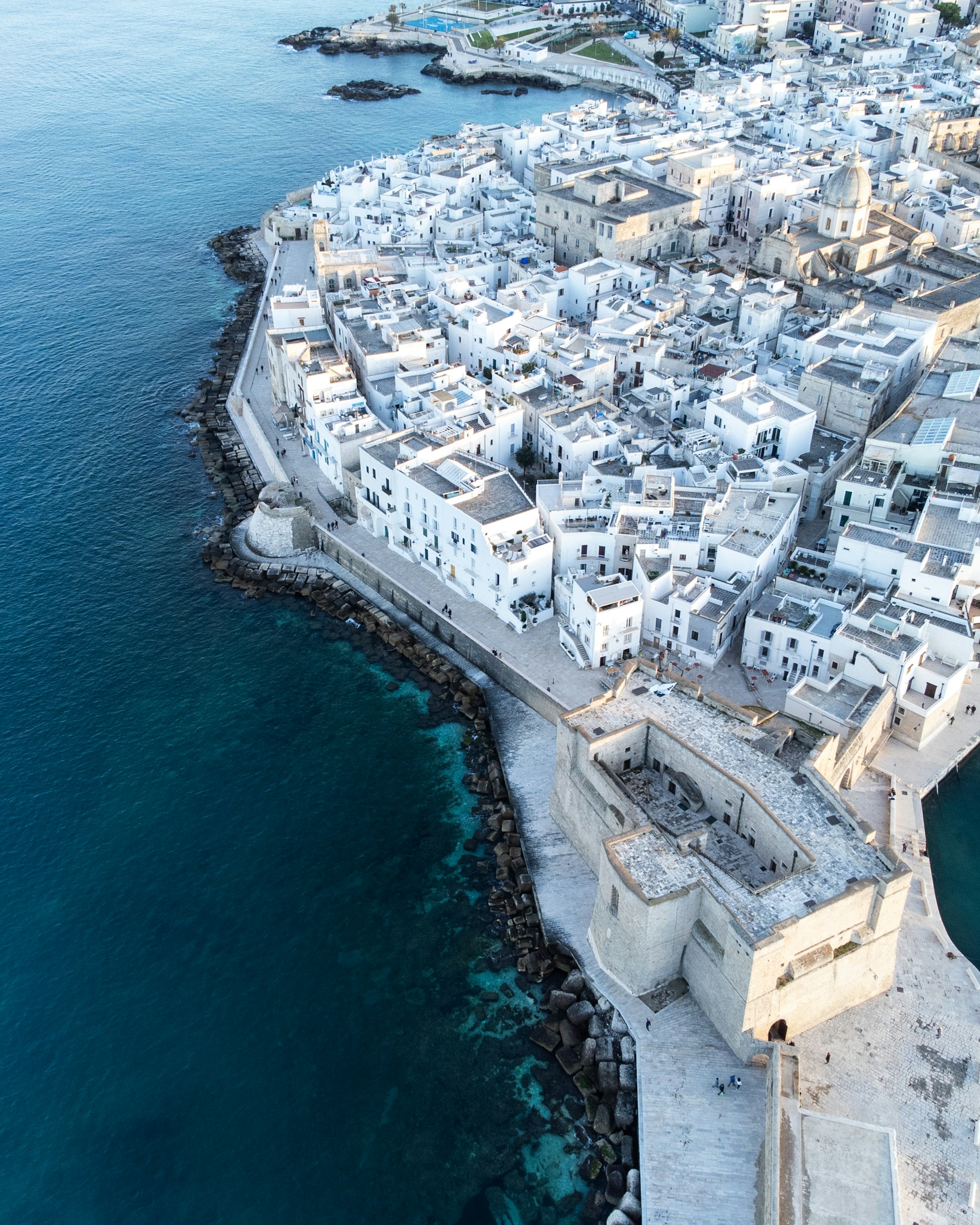 Una città bianca sull'Adriatico.